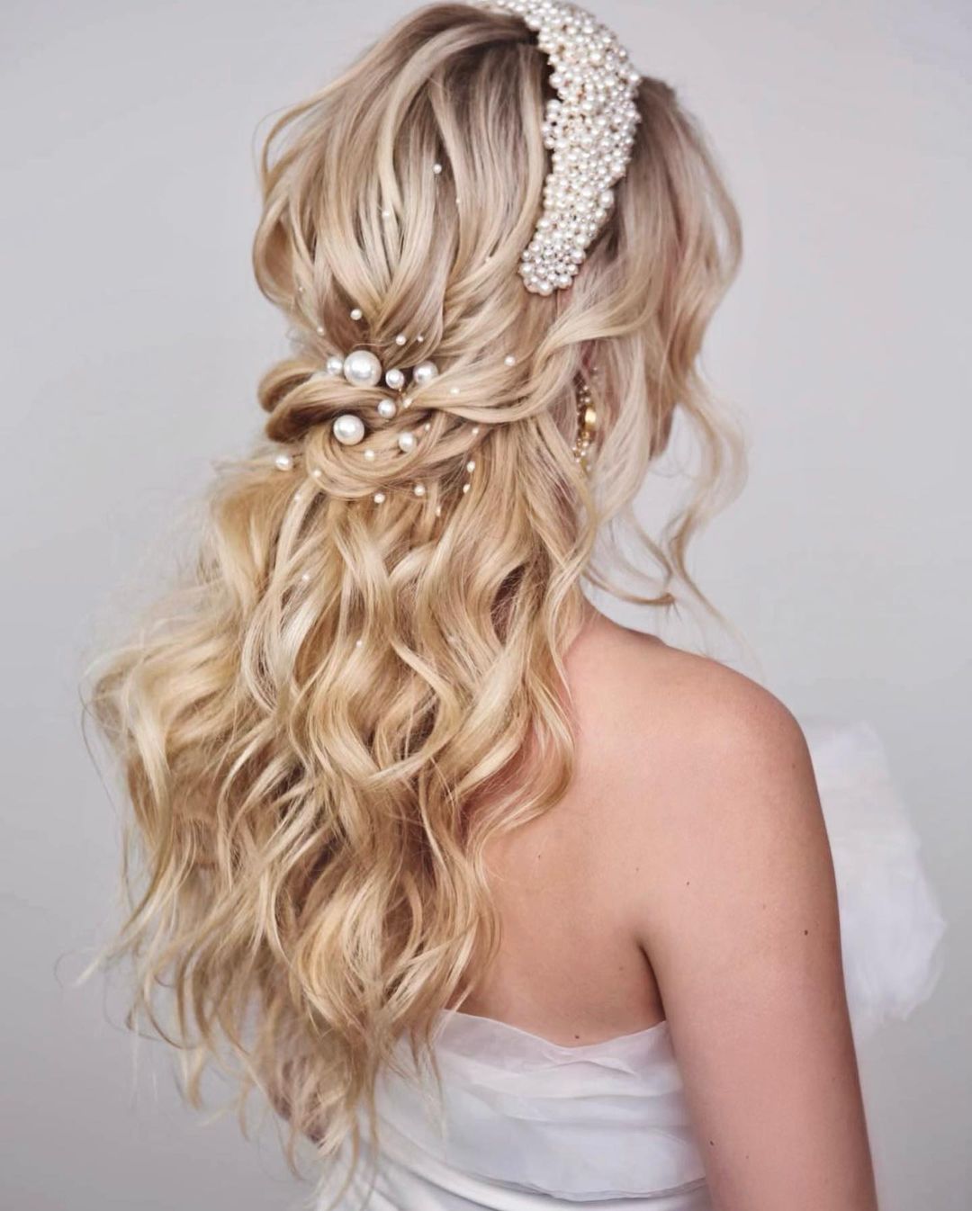long bloned wavy quinceanera hairstyle down with pearl crown via crownkristinagasperasmua