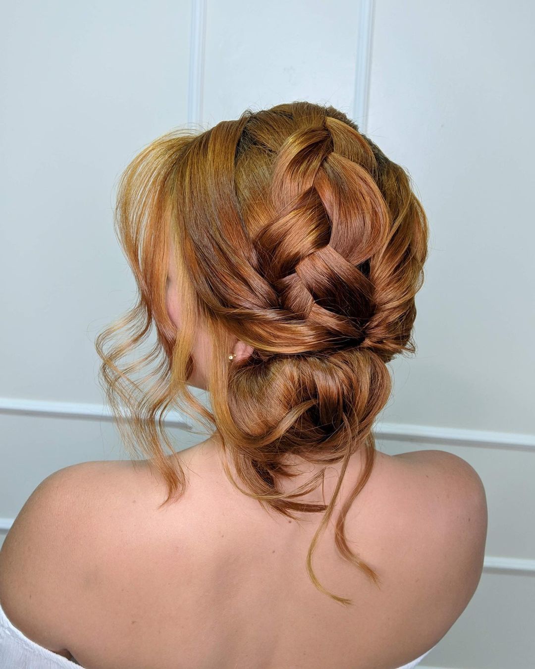 messy updo hairstyle for bridedmaid via geizaresendepenteados