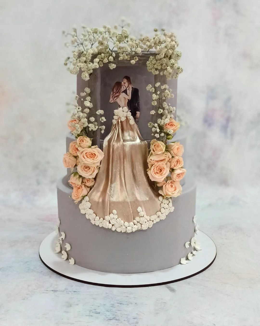 romantic garden wedding cake with 3d couple and baby‘s breath via fady.cake