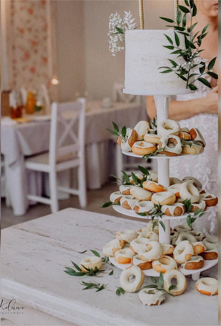 simple white cake with donut tower wedding cake idea via slodkikot_pracownia