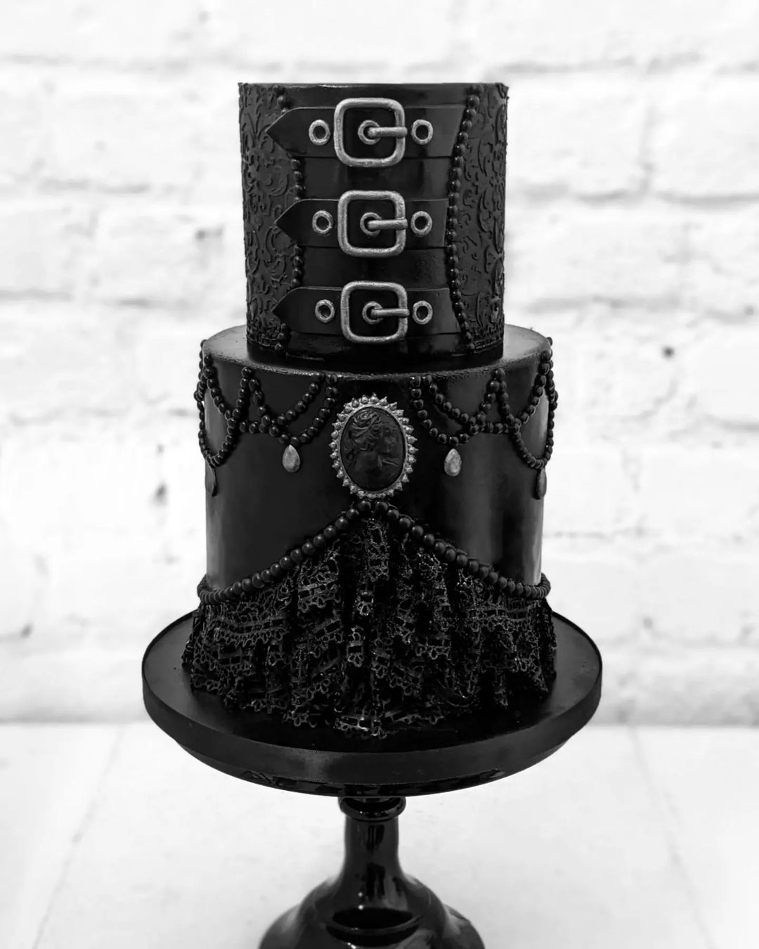 vintage black victoria gothic wedding cake via sweetfix