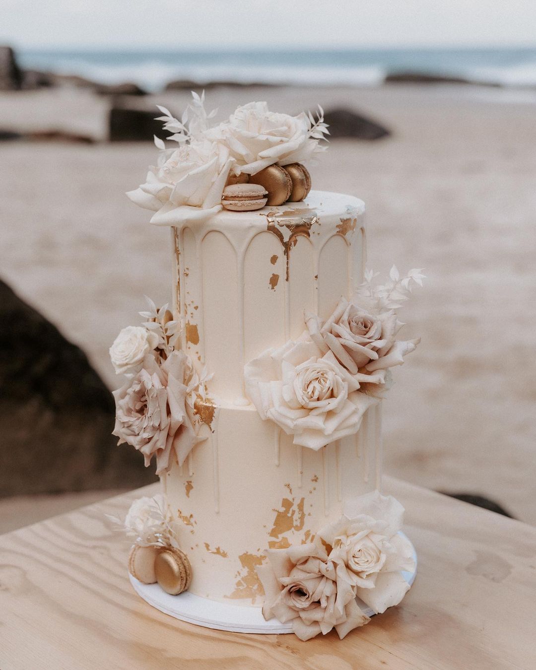 white boho driped wedding cake with white and mauve roses via milkandhoney.cakecreative