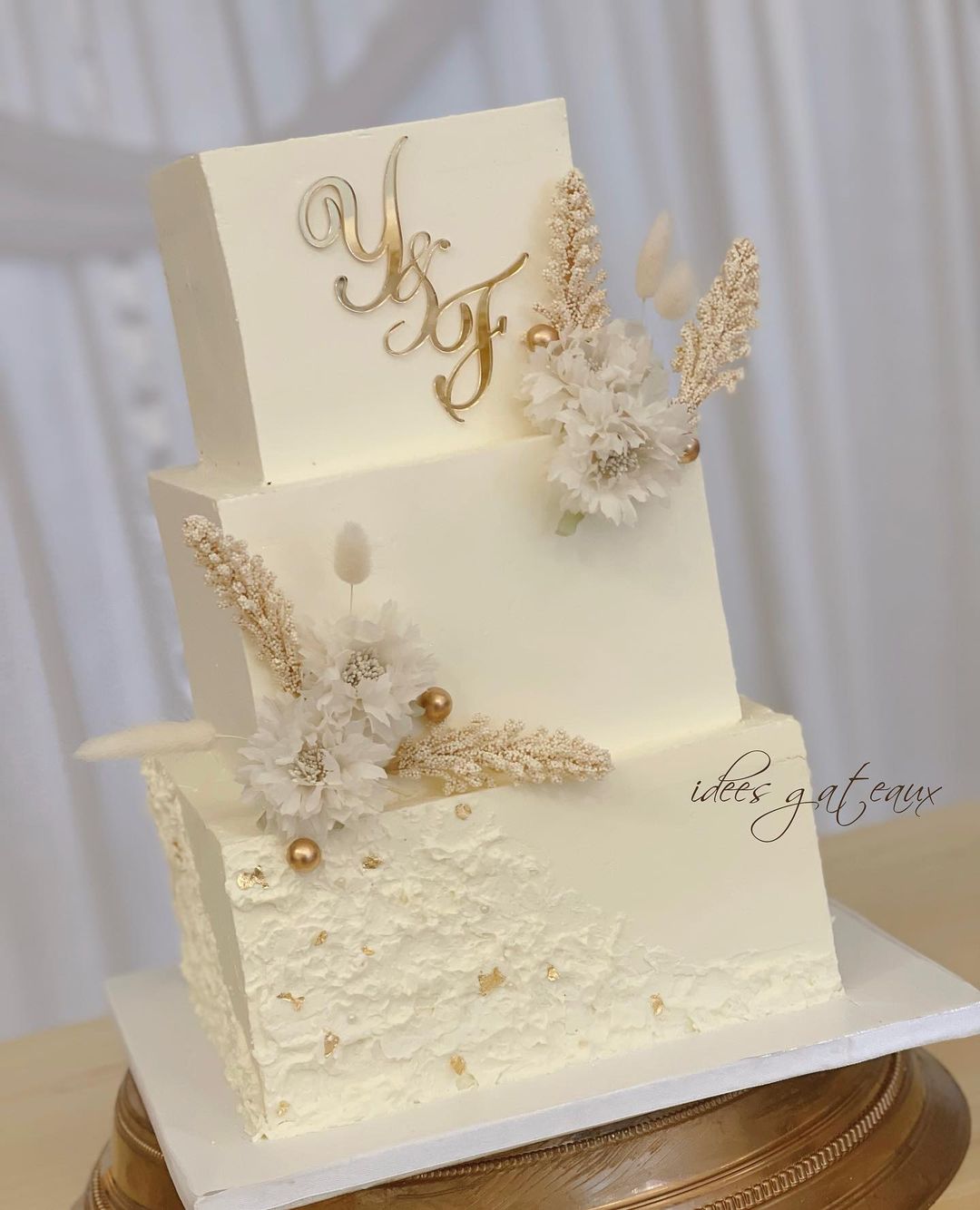 boho white square wedding cake with mirror first name sign via idees_gateaux