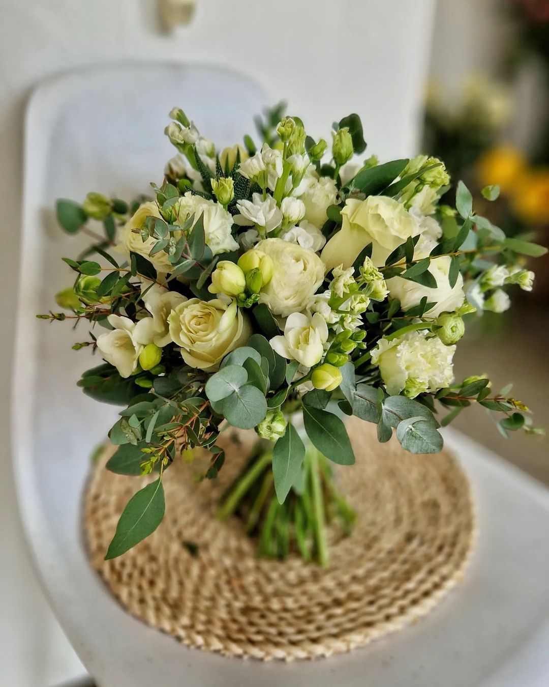 rustic green wedding bouquet via aelia.florivisesipovesti