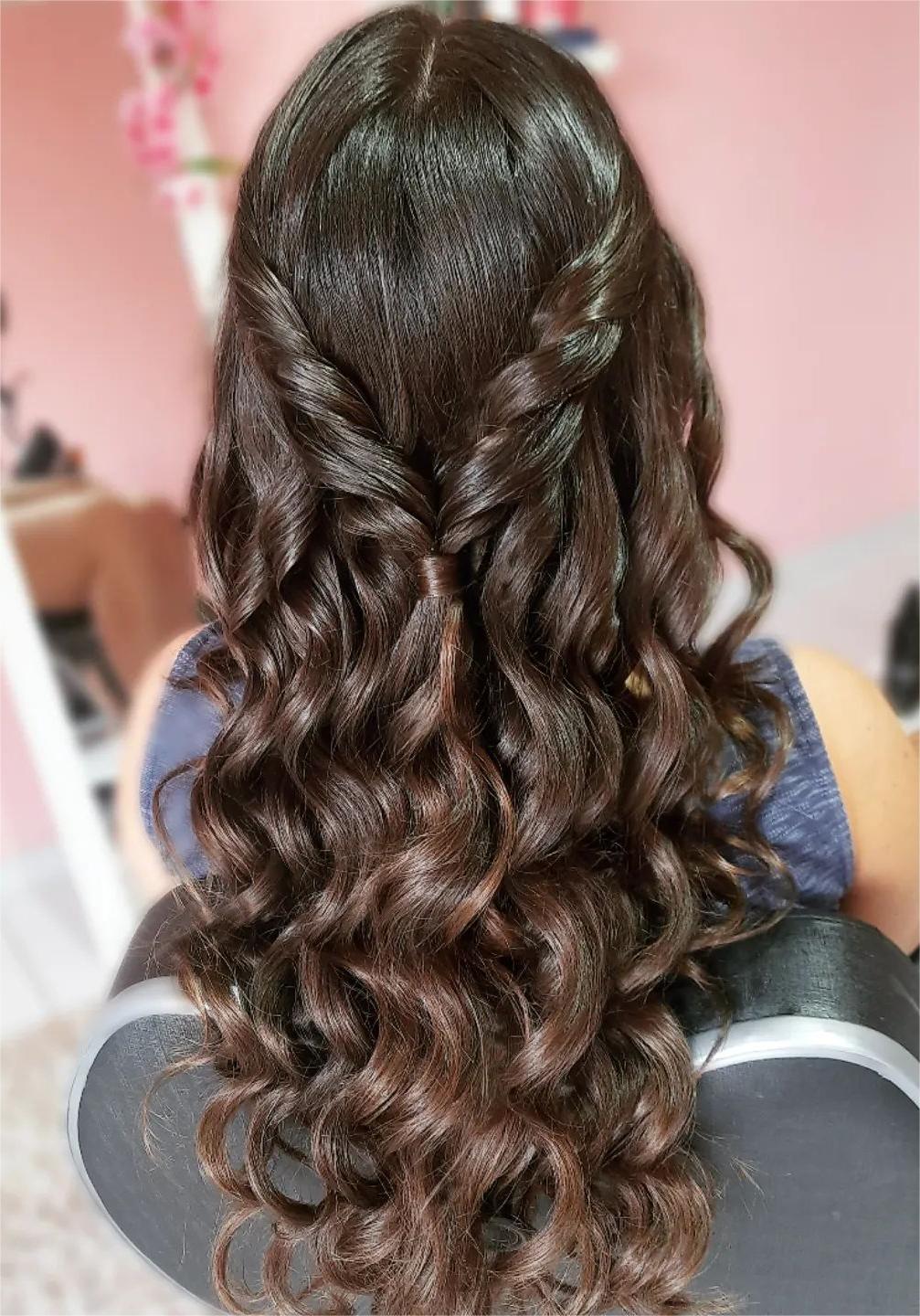 twisted wavy half up half down bridesmaid hairstyle via gloria_tranca_e_penteados