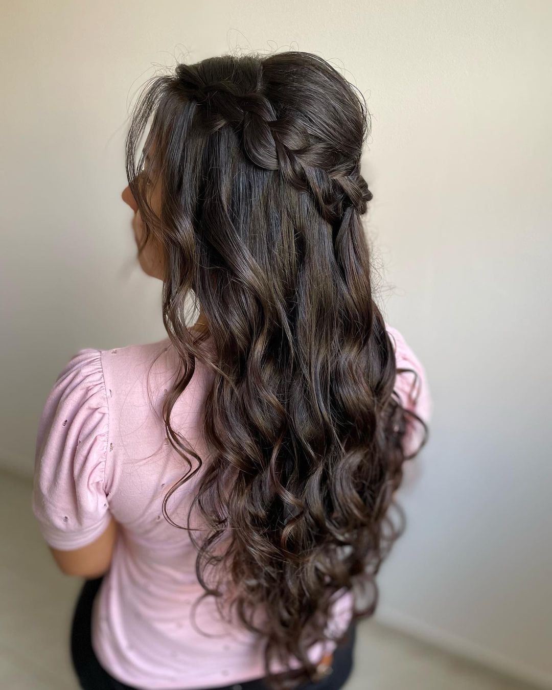 black wavy half ypdo hairstyle via penteadoscintiareis