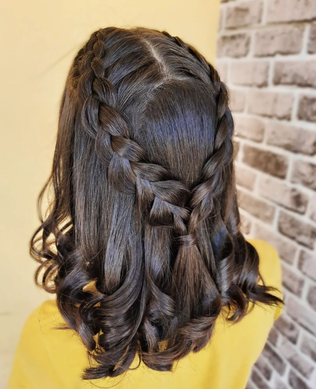 braided bridesmaid half up hairstyle via gloria_tranca_e_penteados