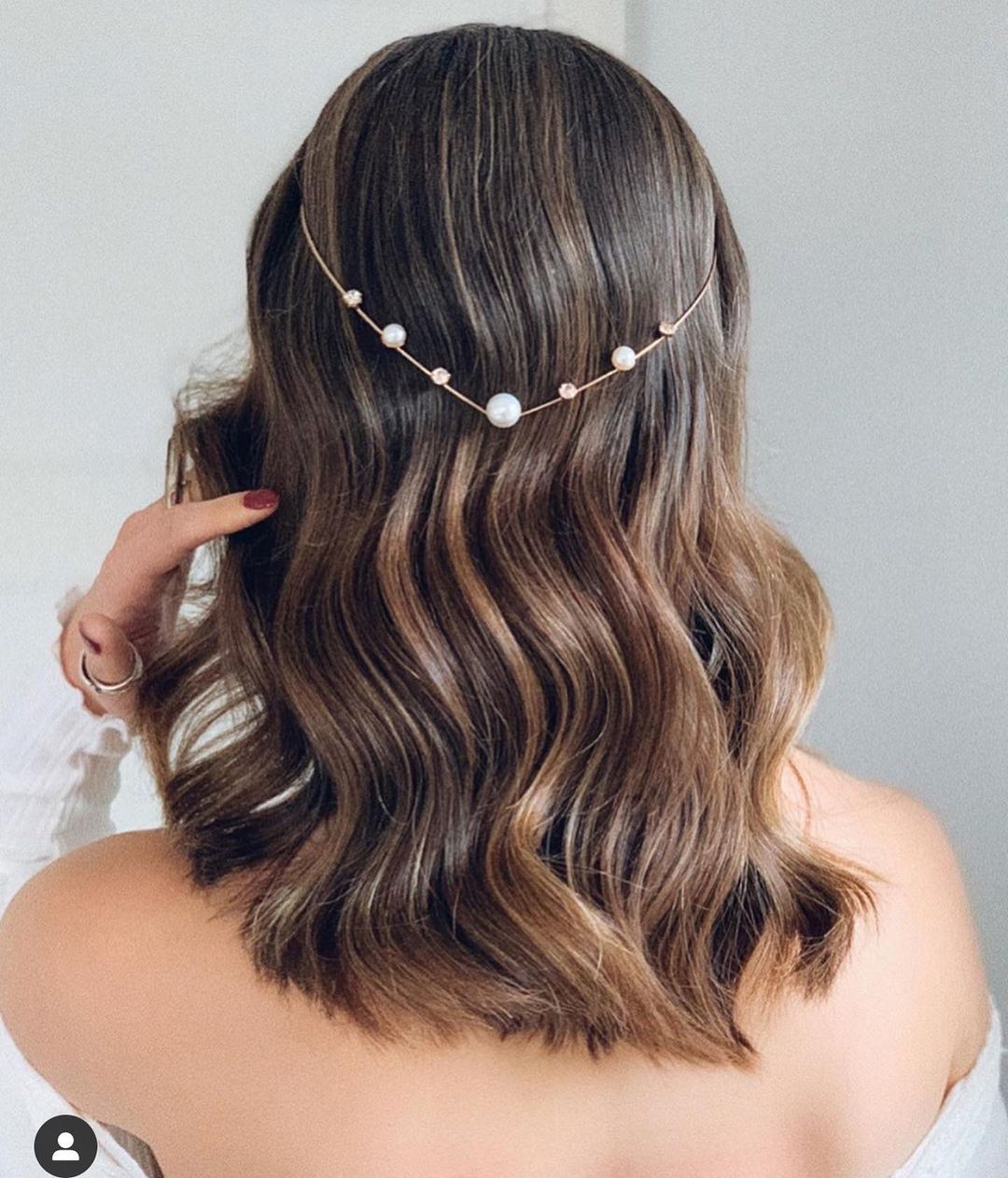 chic wavy medium length hairstyle with pearl via theweddinghaircompany