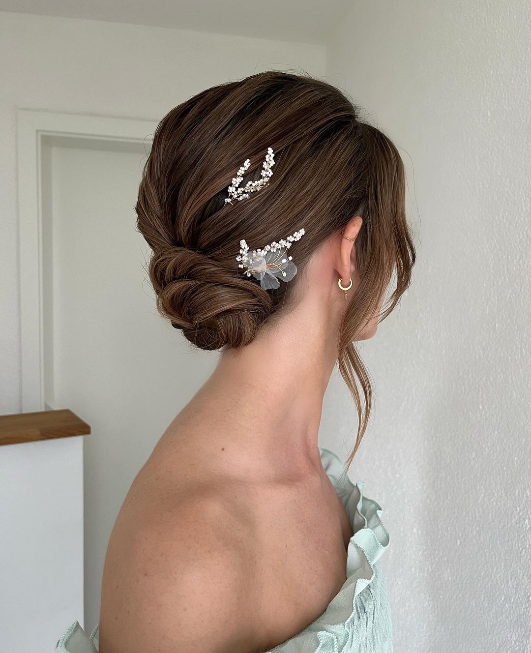 elegant low bun hairstyle for wedding via jeny.stylist