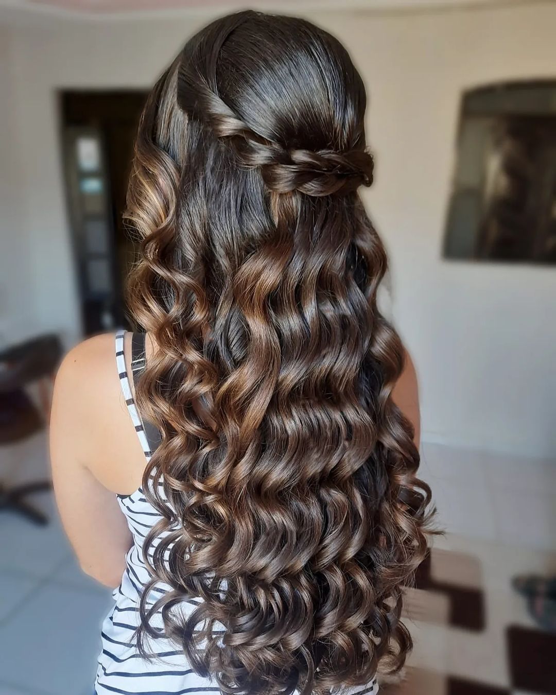 twisted half up half down prom hairstyle via gloria_tranca_e_penteados