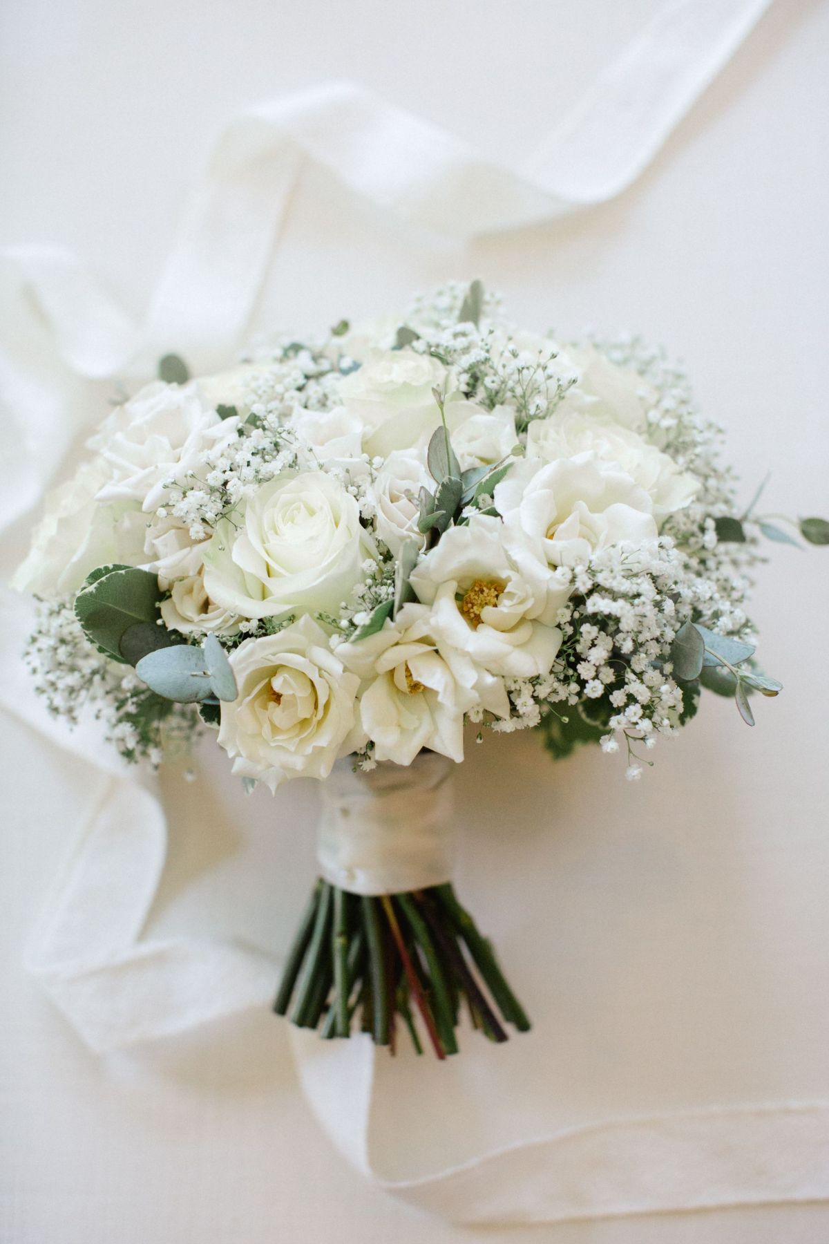 white roses and baby‘s breath wedding bouquet