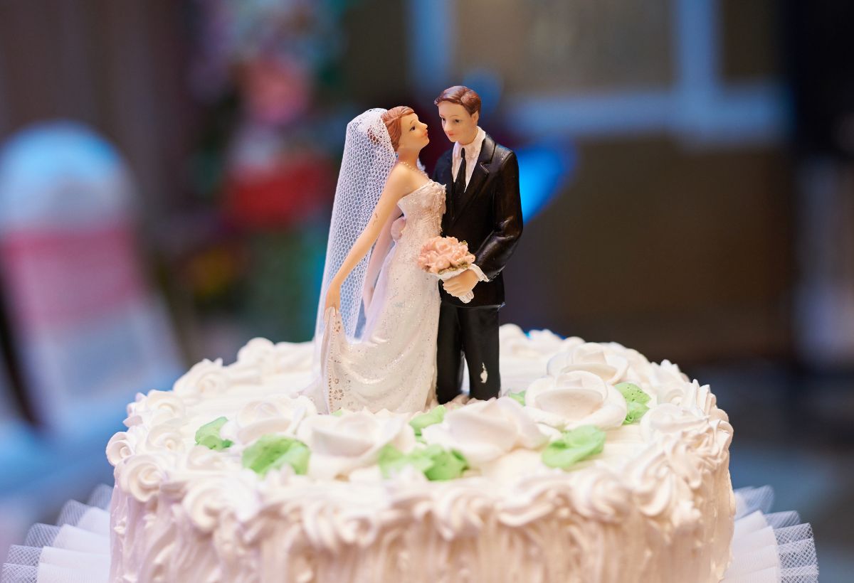 Unique Single-Tier Wedding Cake 1